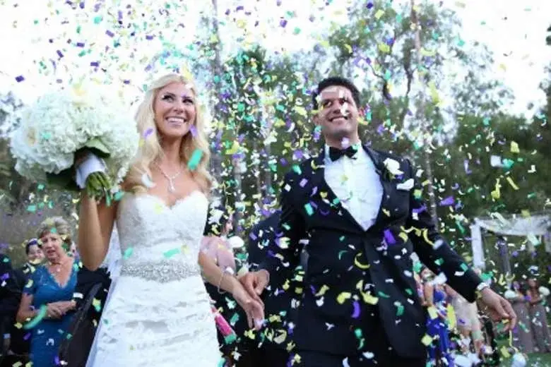 Brautpaar beim Konfetti-Auszug in der Hochzeitslocation Eventschloss Schönfeld in Sachsen-Anhalt