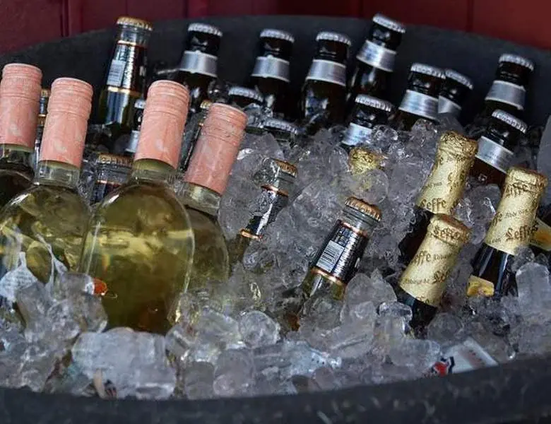 Gekühlte alkoholische Getränke mit Wein, Bier und Sekt für Hochzeiten im Eventschloss Schönfeld