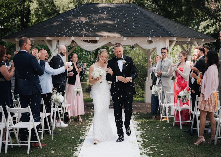 Brautpaar nach der freien Trauung am Hochzeitspavillon im Schlosspark des Eventschloss Schönfeld