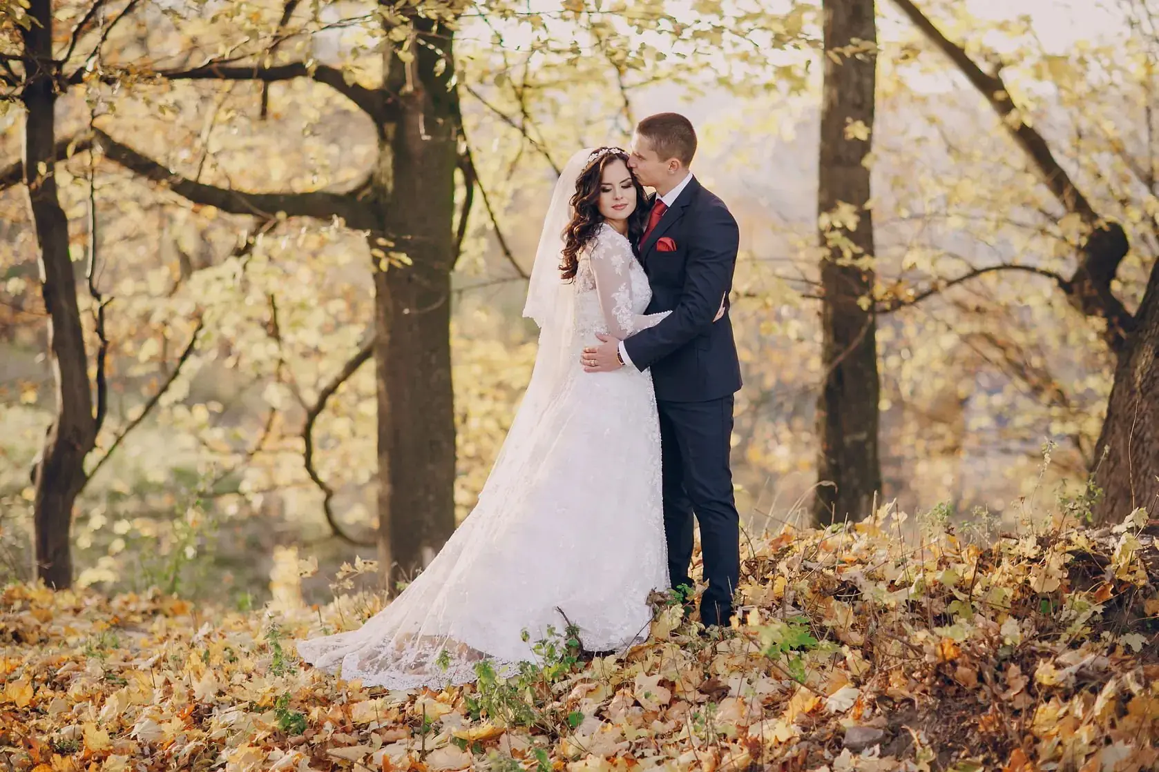 Brautpaar im herbstlichen Park – Symbolfoto für romantische Winterhochzeit im Eventschloss Schönfeld