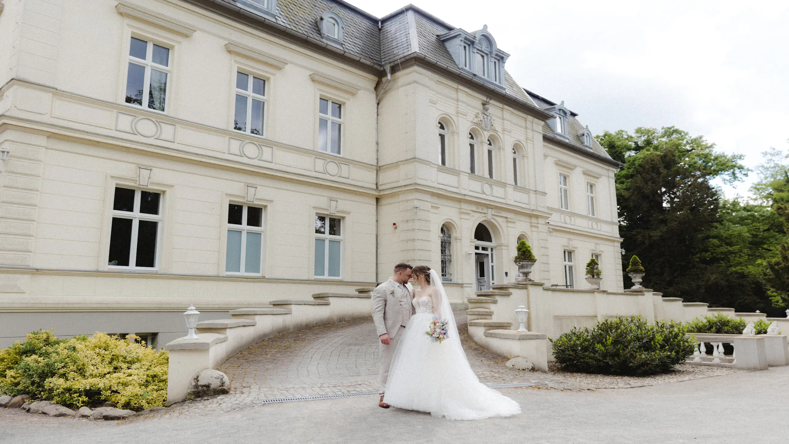 Brautpaar vor der Schlossfassade des Eventschloss Schönfeld bei einer Hochzeit im Schloss