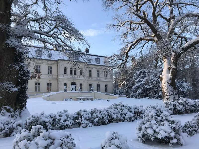 Eventschloss Schönfeld im Schnee – romantische Winterhochzeit mit verschneiter Schloss-Vorderansicht