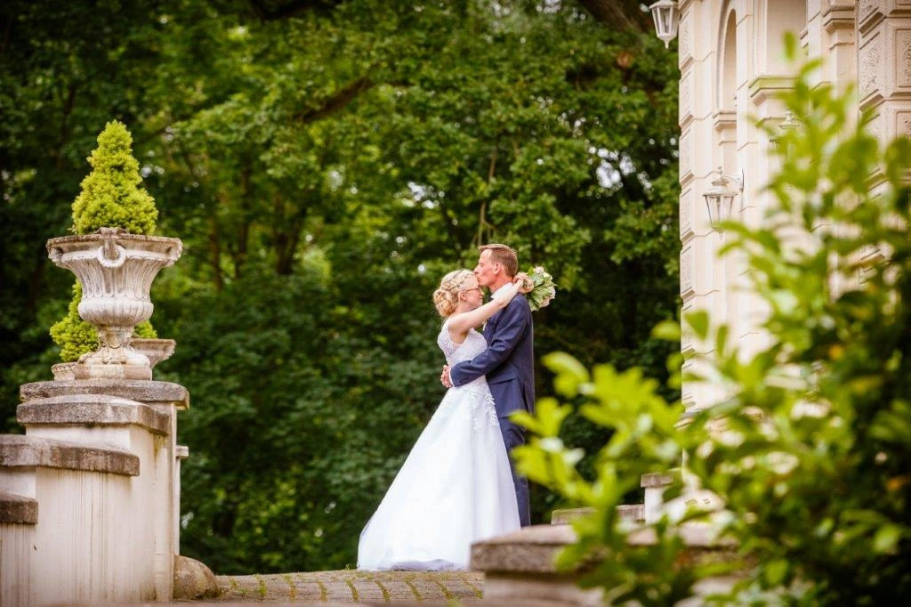 Brautpaar vor dem Schloss Schönfeld bei einer Hochzeit im Schloss