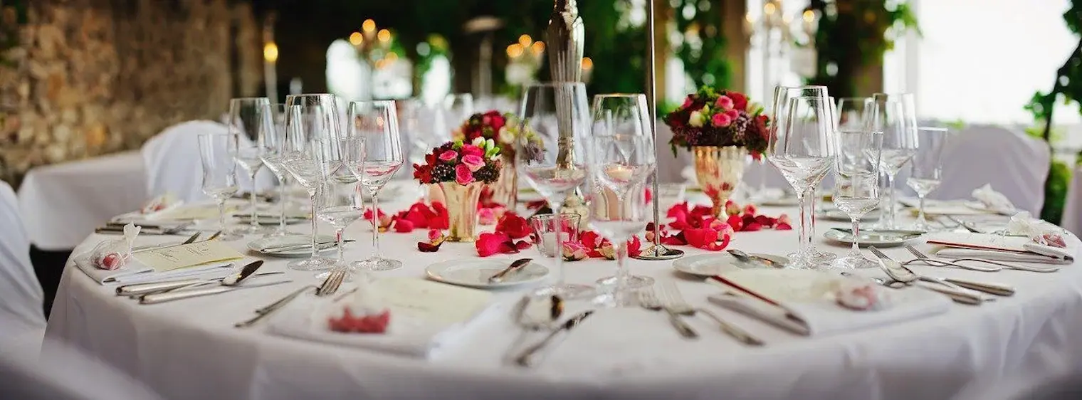 Elegantes Hochzeitsarrangement mit festlich gedecktem Tisch im Eventschloss Schönfeld