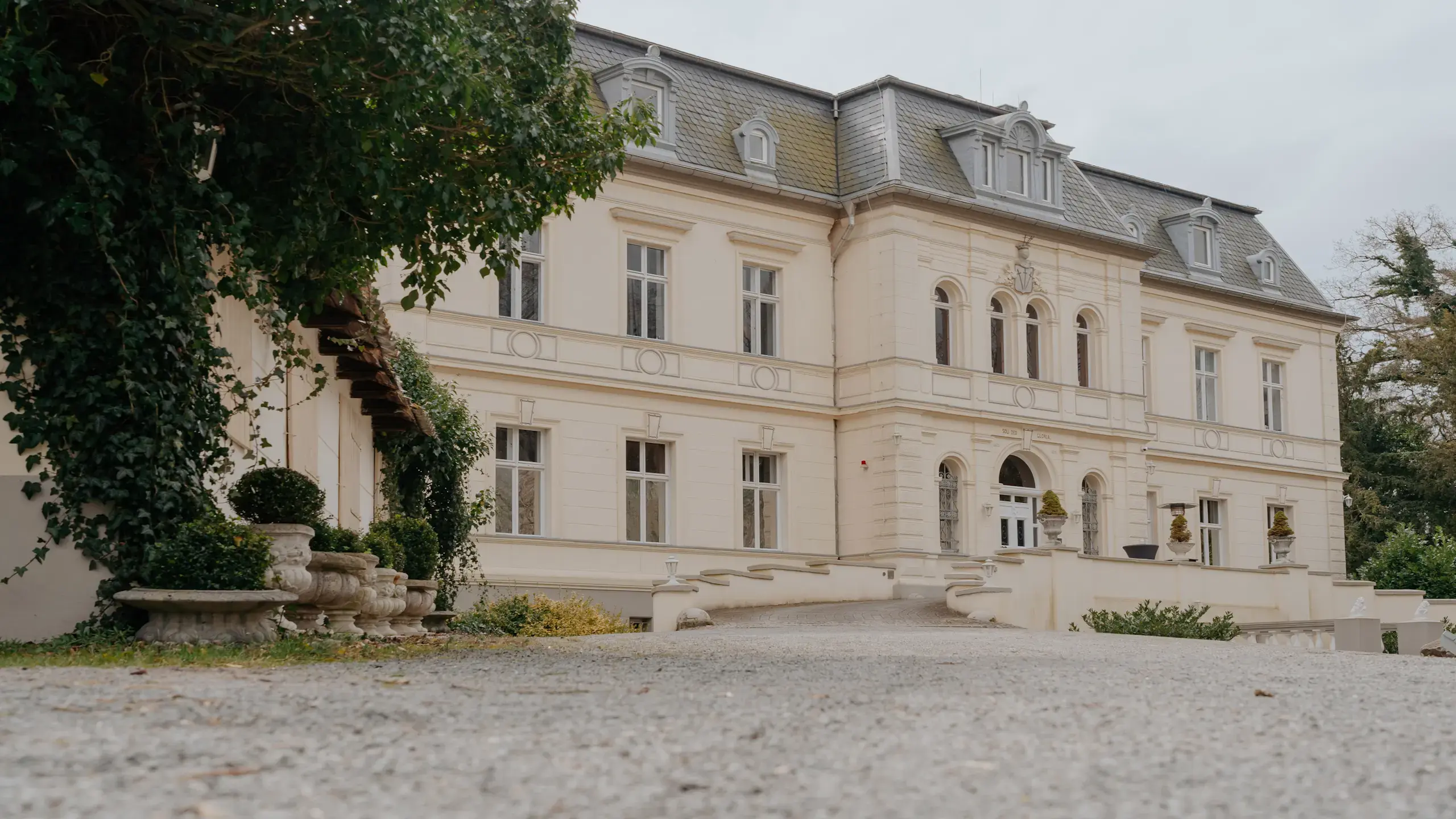 Eventschloss Schönfeld als exklusive Hochzeitslocation in Sachsen-Anhalt mit historischem Schlossgebäude und Schlossauffahrt
