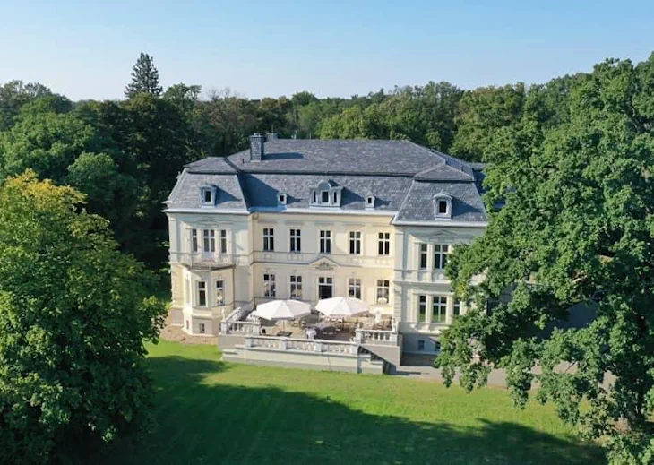 Luftaufnahme des Eventschlosses Schönfeld mit Terrasse und Schlosspark