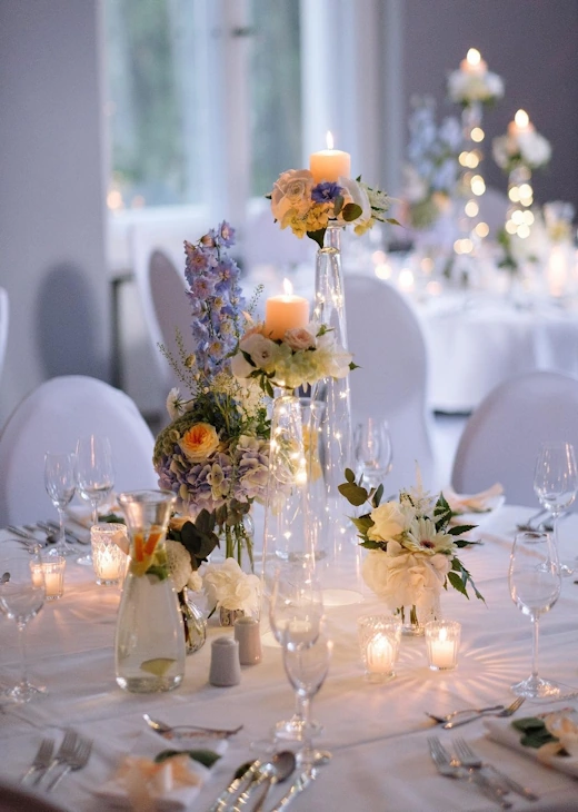 Festlich gedeckter Hochzeitstisch mit Kerzen und Blumendekoration im Eventschloss Schönfeld