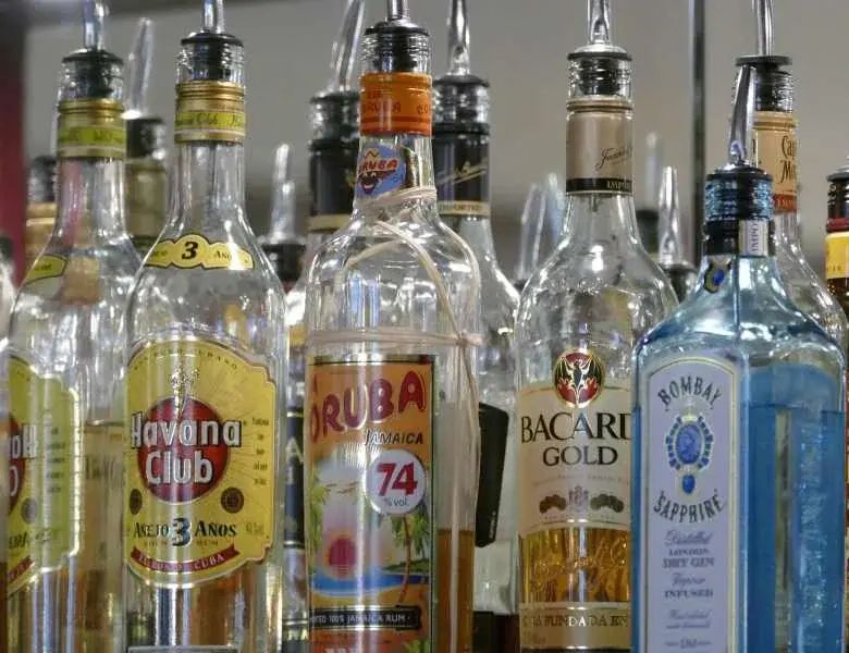 Auswahl an Spirituosen für Barservice und Cocktails bei Hochzeiten im Eventschloss Schönfeld