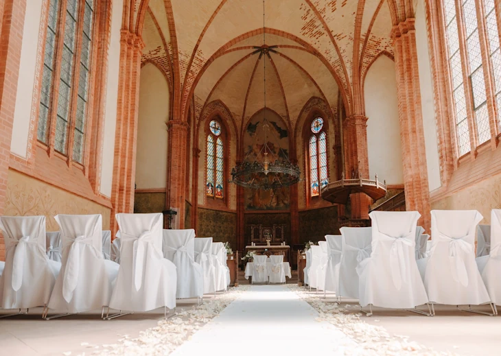 Festlich vorbereitete Schlosskirche für eine Trauung im Eventschloss Schönfeld